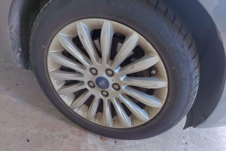 Used Ford Mondeo 2011 2.0L GTDi 200 Fashion Edition Right Front Wheel Hub