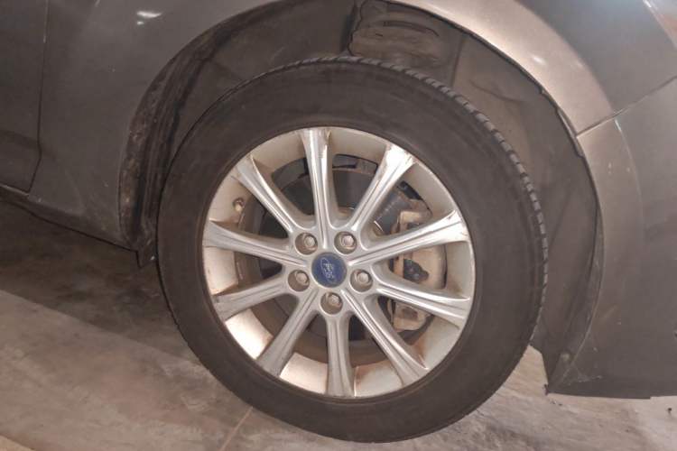 Used Ford Mondeo 2011 2.3L Fashion Edition Right Front Wheel Hub