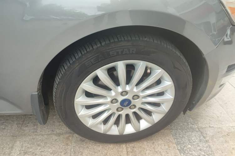 Used Ford Mondeo 2011 2.0L GTDi 200 Luxury Edition Right Front Wheel Hub