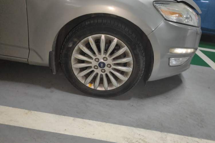 Used Ford Mondeo 2011 2.0L GTDi 200 Luxury Edition Right Front Wheel Hub