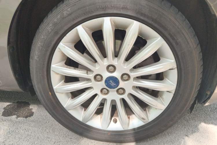 Used Ford Mondeo 2011 2.0L GTDi 200 Fashion Edition Right Front Wheel Hub
