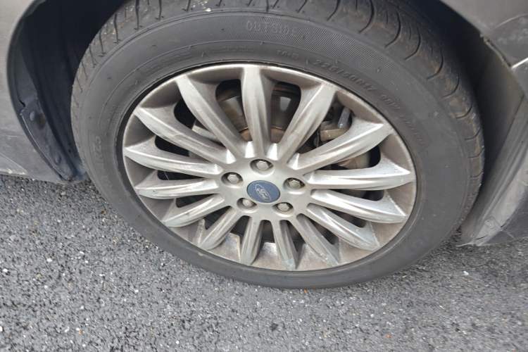 Used Ford Mondeo 2011 2.0L GTDi 200 Fashion Edition Right Front Wheel Hub