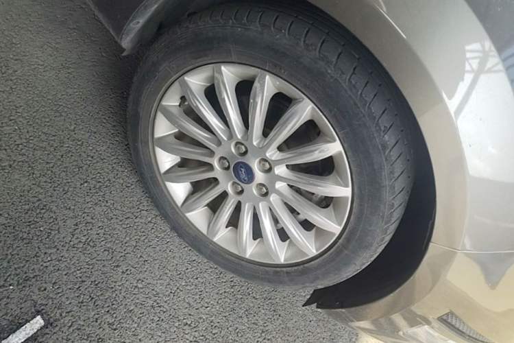 Used Ford Mondeo 2011 2.0L GTDi 200 Luxury Edition Right Front Wheel Hub