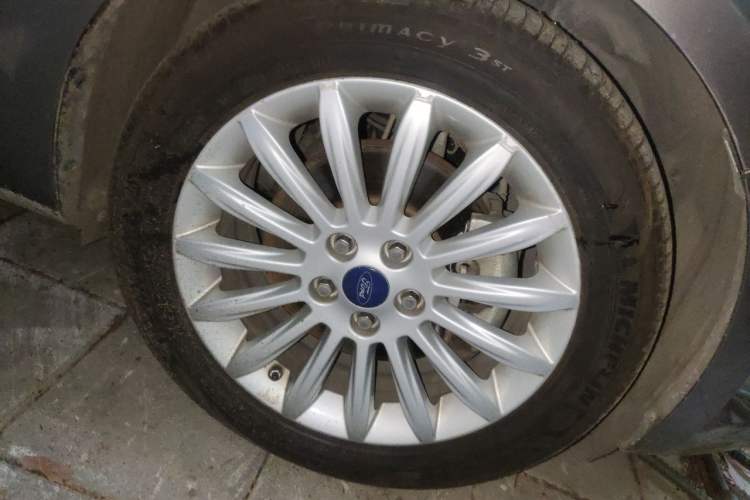 Used Ford Mondeo 2011 2.0L GTDi 200 Luxury Edition Right Front Wheel Hub
