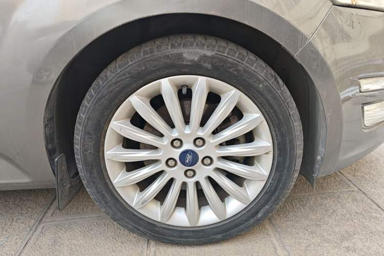 Used Ford Mondeo 2011 2.0L GTDi 200 Luxury Edition Right Front Wheel Hub