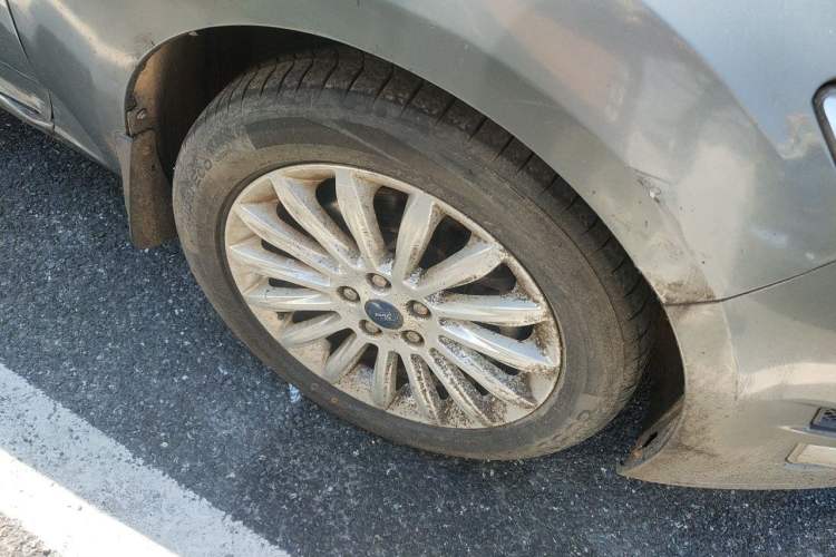Used Ford Mondeo 2011 2.3L Fashion Edition Right Front Wheel Hub
