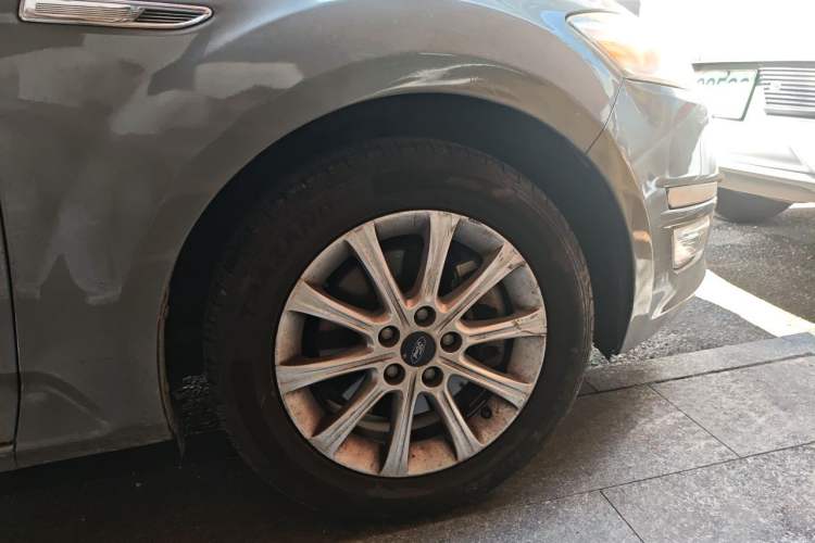 Used Ford Mondeo 2011 2.3L Fashion Edition Right Front Wheel Hub