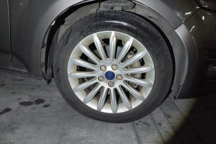 Used Ford Mondeo 2011 2.0L GTDi 200 Fashion Edition Right Front Wheel Hub