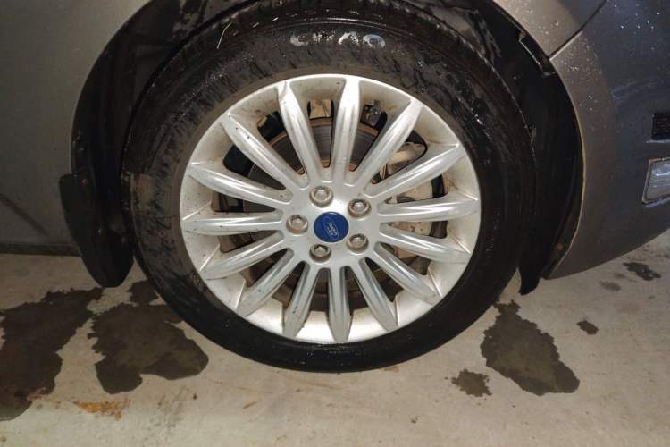Used Ford Mondeo 2011 2.0L GTDi 200 Fashion Edition Right Front Wheel Hub