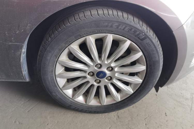 Used Ford Mondeo 2011 2.0L GTDi 200 Fashion Edition Right Front Wheel Hub