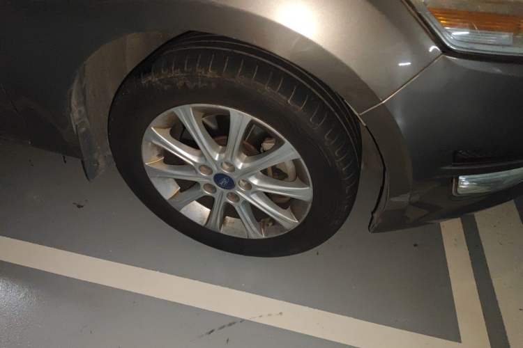 Used Ford Mondeo 2011 2.3L Fashion Edition Right Front Wheel Hub