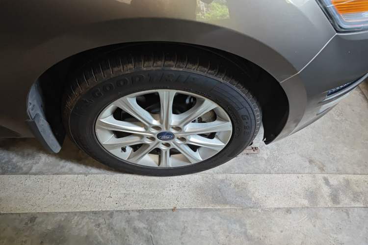 Used Ford Mondeo 2011 2.3L Fashion Edition Right Front Wheel Hub