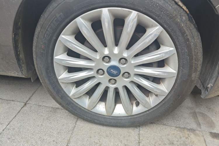 Used Ford Mondeo 2011 2.0L GTDi 200 Luxury Edition Right Front Wheel Hub