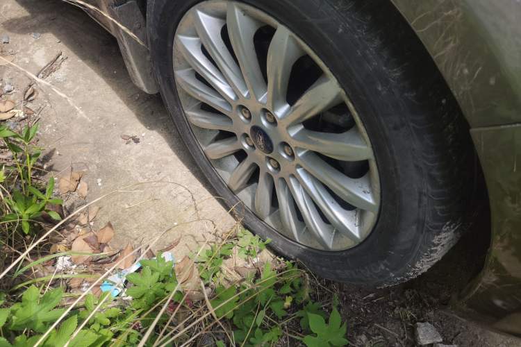 Used Ford Mondeo 2011 2.0L GTDi 200 Fashion Edition Right Front Wheel Hub