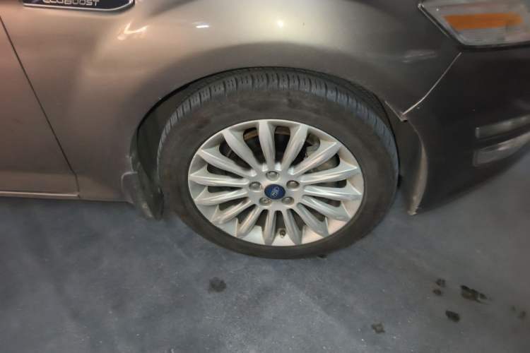 Used Ford Mondeo 2011 2.0L GTDi 200 Luxury Edition Right Front Wheel Hub