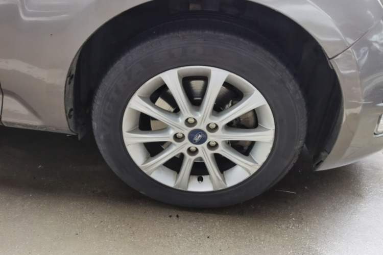 Used Ford Mondeo 2011 2.3L Fashion Edition Right Front Wheel Hub