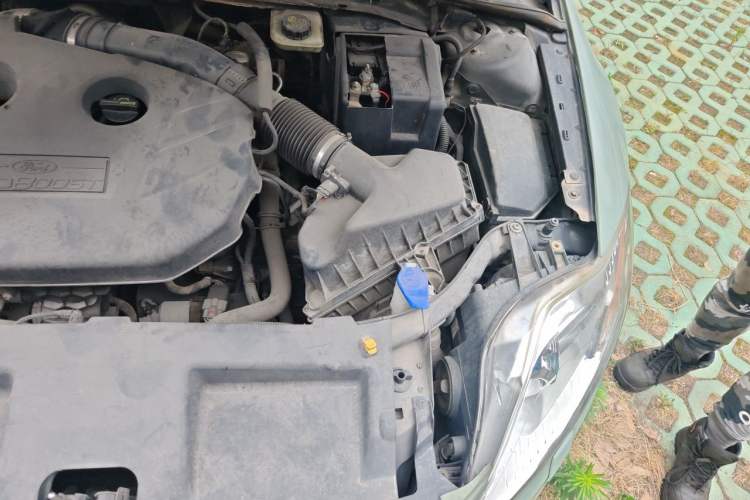 Used Ford Mondeo 2011 2.0L GTDi 200 Luxury Edition Engine Bay Left