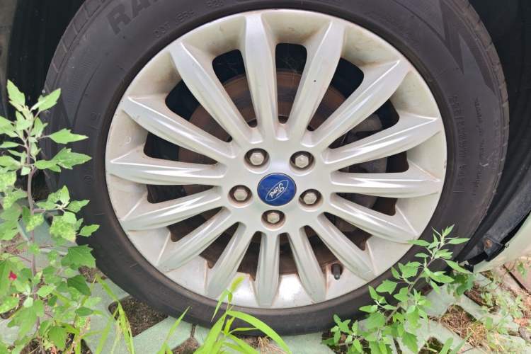 Used Ford Mondeo 2011 2.0L GTDi 200 Luxury Edition Right Front Wheel Hub