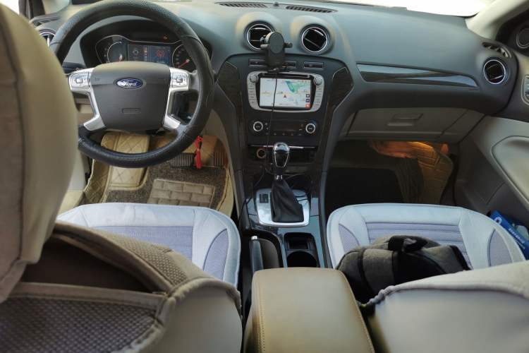 Used Ford Mondeo 2011 2.0L GTDi 200 Fashion Edition Center Console