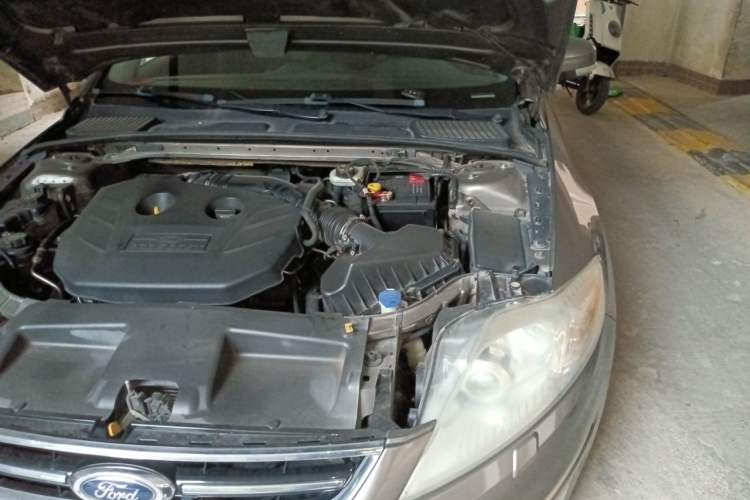 Used Ford Mondeo 2011 2.0L GTDi 200 Luxury Edition Engine Bay Left