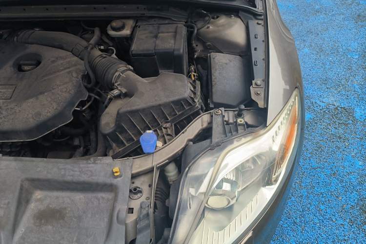 Used Ford Mondeo 2011 2.0L GTDi 200 Luxury Edition Engine Bay Left