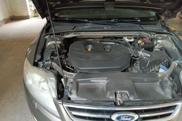 Used Ford Mondeo 2011 2.0L GTDi 200 Luxury Edition Engine Bay Right