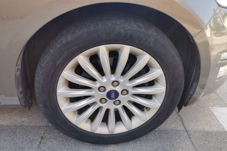 Used Ford Mondeo 2011 2.0L GTDi 200 Fashion Edition Right Front Wheel Hub