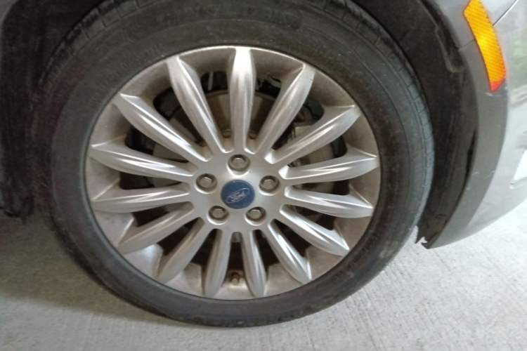 Used Ford Mondeo 2011 2.0L GTDi 200 Luxury Edition Right Front Wheel Hub