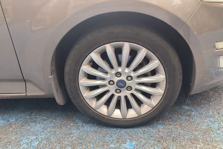 Used Ford Mondeo 2011 2.0L GTDi 200 Luxury Edition Right Front Wheel Hub