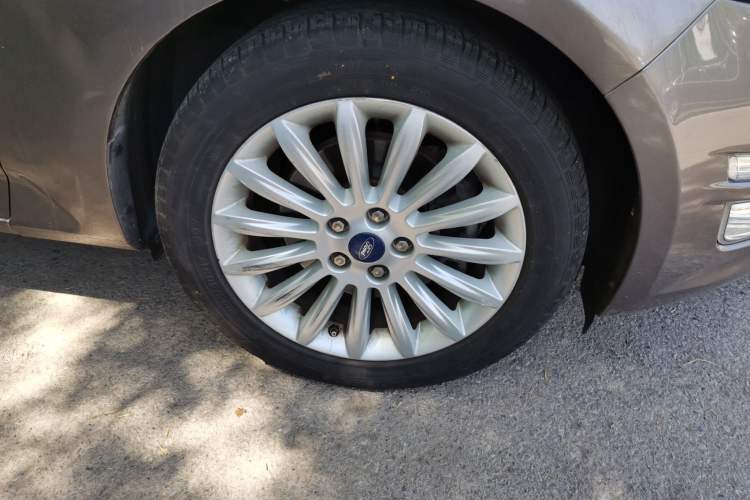 Used Ford Mondeo 2011 2.0L GTDi240 Ultimate Edition Right Front Wheel Hub