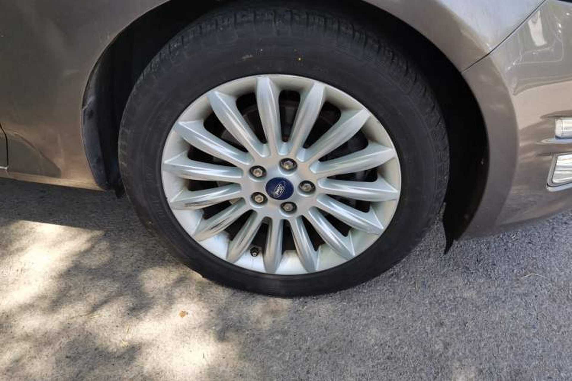 Used Ford Mondeo 2011 2.0L GTDi240 Ultimate Edition Right Front Wheel Hub