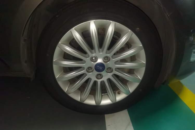 Used Ford Mondeo 2011 2.0L GTDi 200 Luxury Edition Right Front Wheel Hub