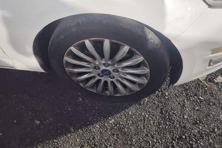 Used Ford Mondeo 2011 2.0L GTDi 200 Fashion Edition Right Front Wheel Hub