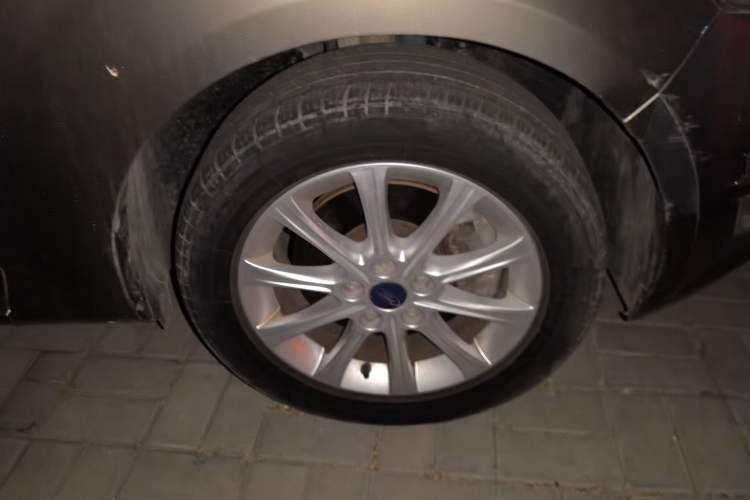 Used Ford Mondeo 2011 2.3L Fashion Edition Right Front Wheel Hub