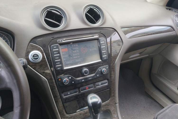 Used Ford Mondeo 2011 2.0L GTDi 200 Luxury Edition Audio And AC Panel