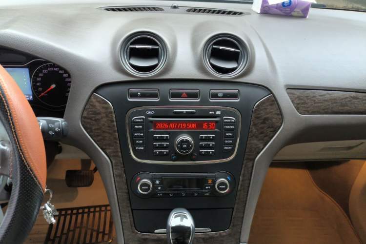Used Ford Mondeo 2011 2.0L GTDi 200 Fashion Edition Audio And AC Panel