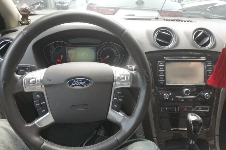 Used Ford Mondeo 2011 2.0L GTDi 200 Luxury Edition Center Console