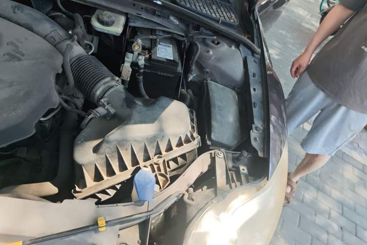 Used Ford Mondeo 2011 2.0L GTDi 200 Luxury Edition Engine Bay Left