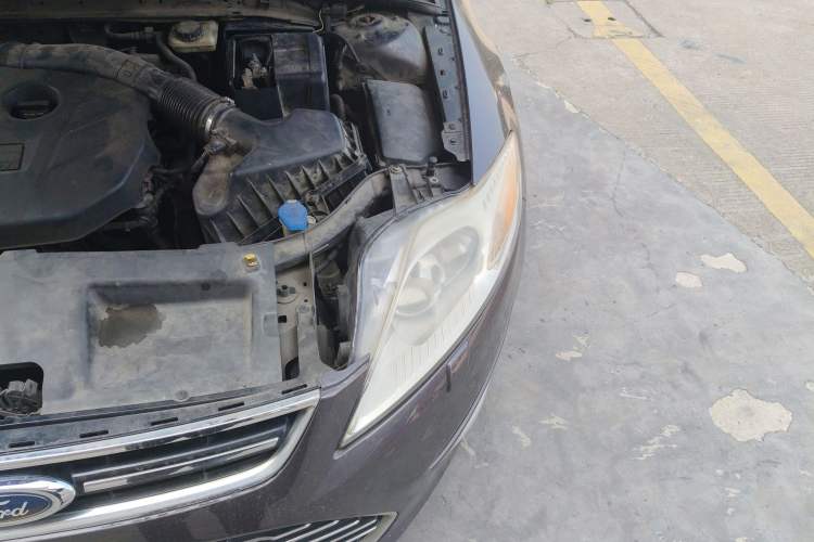 Used Ford Mondeo 2011 2.0L GTDi 200 Luxury Edition Engine Bay Left