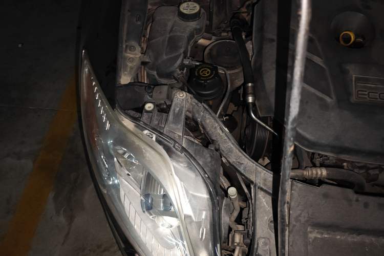 Used Ford Mondeo 2011 2.0L GTDi 200 Luxury Edition Engine Bay Right