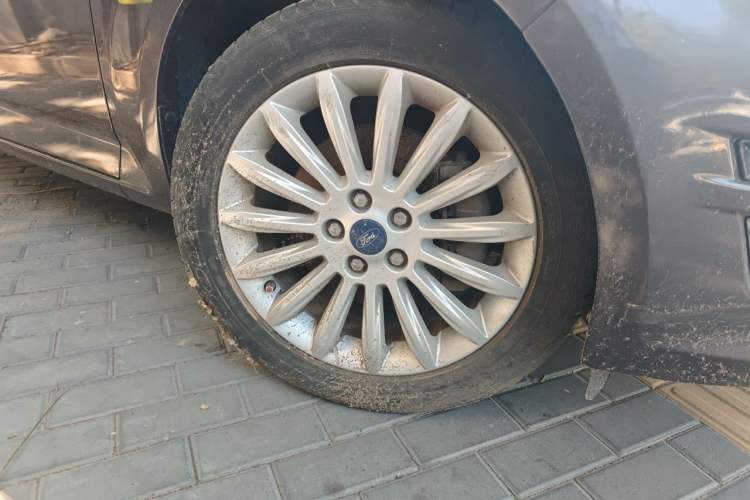 Used Ford Mondeo 2011 2.0L GTDi 200 Luxury Edition Right Front Wheel Hub