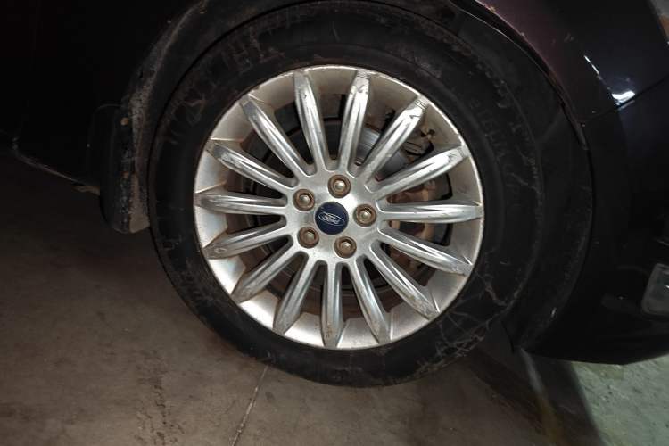 Used Ford Mondeo 2011 2.0L GTDi 200 Luxury Edition Right Front Wheel Hub
