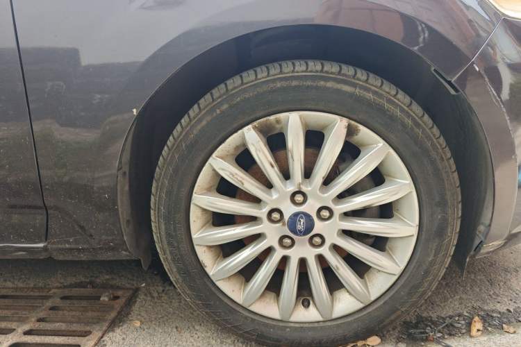 Used Ford Mondeo 2011 2.0L GTDi 200 Luxury Edition Right Front Wheel Hub
