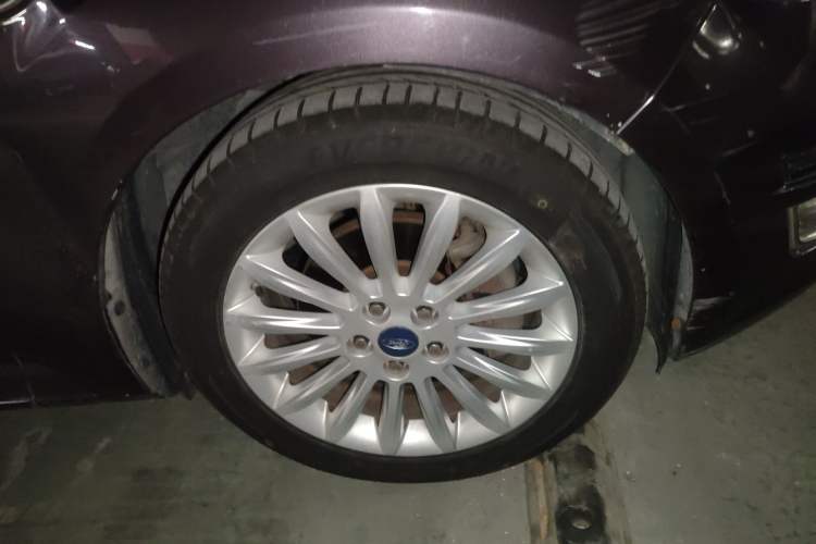 Used Ford Mondeo 2011 2.0L GTDi 200 Luxury Edition Right Front Wheel Hub
