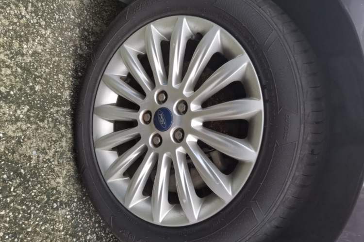 Used Ford Mondeo 2011 2.0L GTDi 200 Luxury Edition Right Front Wheel Hub