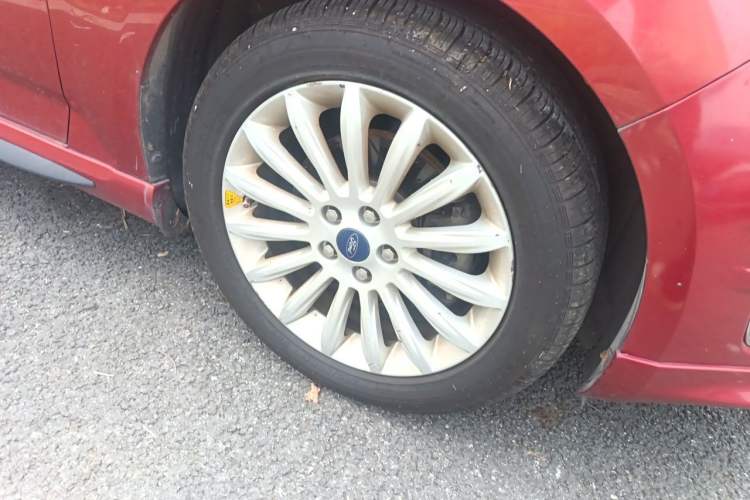 Used Ford Mondeo 2011 2.0L GTDi 200 Luxury Edition Right Front Wheel Hub