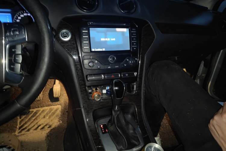 Used Ford Mondeo 2011 2.0L GTDi 200 Luxury Edition Audio And AC Panel