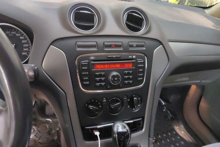 Used Ford Mondeo 2011 2.3L Fashion Edition Audio And AC Panel
