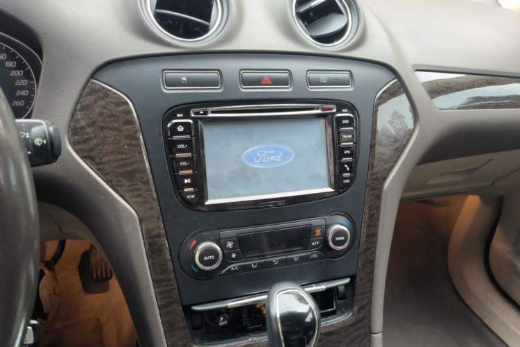 Used Ford Mondeo 2011 2.0L GTDi 200 Fashion Edition Audio And AC Panel