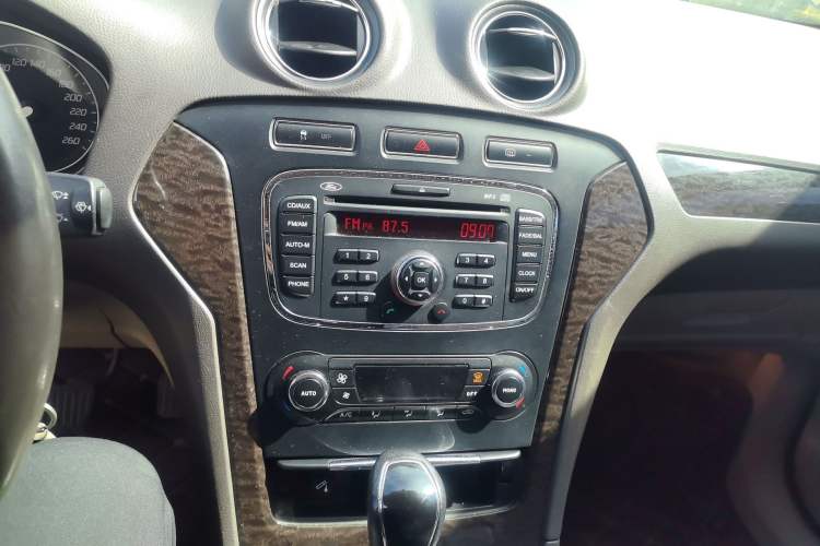 Used Ford Mondeo 2011 2.0L GTDi 200 Fashion Edition Audio And AC Panel